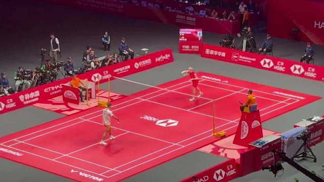 总决赛男单决赛，石宇奇0-2憾负小波波夫无缘卫冕！首局19-21惜败，第二局未能扭转局势9-21落败，最终斩获亚军。 ​​​