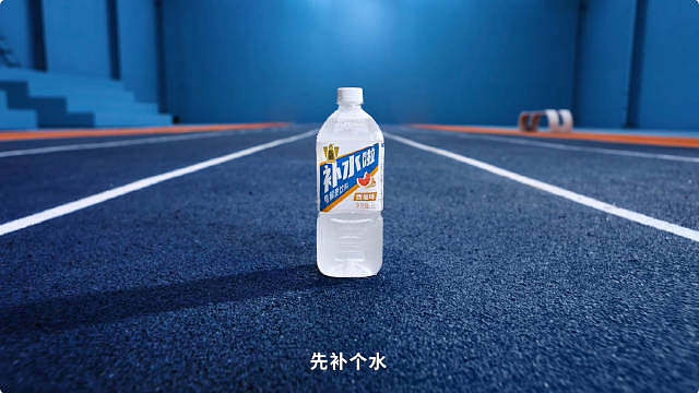 运动员要拥有怎样的人生才算精彩？ 石宇奇坚定的表示，作为一名羽毛球运动员，他想要“只流汗，不留遗憾”的人生！ ‌‌石宇奇是运动领域的佼佼者，‌是中国羽毛球男单领军人物，是世界羽毛球冠军。 最近，‌在2025丹麦公开赛半决赛中，石宇奇战胜‌安赛龙，晋级决赛，最终获得这次公开赛的亚军，受到大众的关注。 在与安赛龙对决的那场半决赛中，他们因为发球时间问题发生争执，引爆争议，大众对此众说纷纭。 有人甚至说