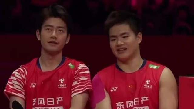 2025世界羽联年终总决赛男双决赛落幕：梁王组合0比2韩国组合无缘冠军获亚军，韩国组合首夺总决赛男双桂冠。 首局：开局2-0领先后续比分胶着，11平后韩国组合连拿3分拉开差距，梁王组合虽多次顽强追分，但最终18-21憾负，比赛中王昶球拍多次出现状况，影响节奏衔接。 次局：韩国组合开局轰出5-0攻势，以11-2的悬殊优势进入间歇，后续牢牢掌控局势，未给翻盘机会，梁王组合14-21再丢一局。