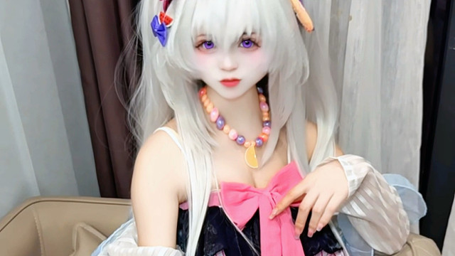 摸一下我的衣服，是不是做你女朋友的料子呀