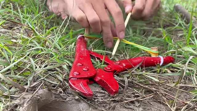 看看小伙子做的这个抓黄鳝的机关怎么样