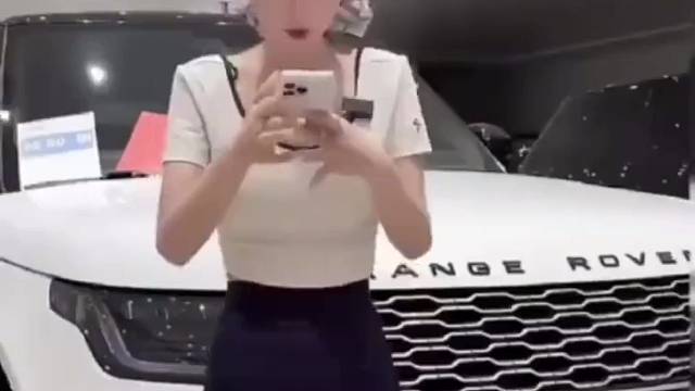 这一套衣服真好看，钱不够，先买了套