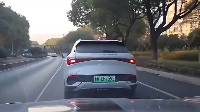 小米车主刀片超车被刹车仙人治的没脾气！