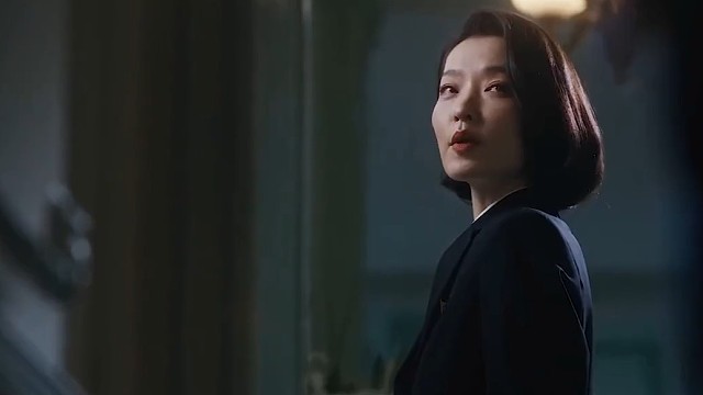 嫁去香港当阔太太的前女友竟在酒店当服务员！