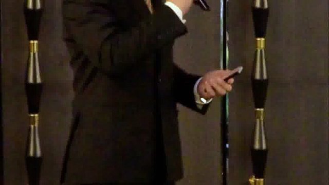 太会了！新人拿着酒杯返场瞬间，全场秒变派对 这就是婚礼最动人的后续；让所有人的祝福，都有处安放。