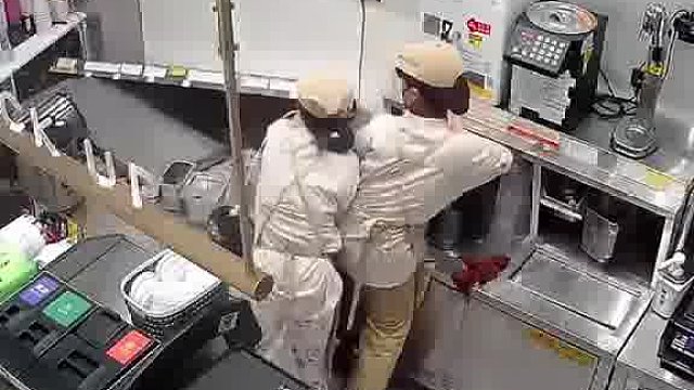 女子欲翻越至对面，不慎致台子倾倒。