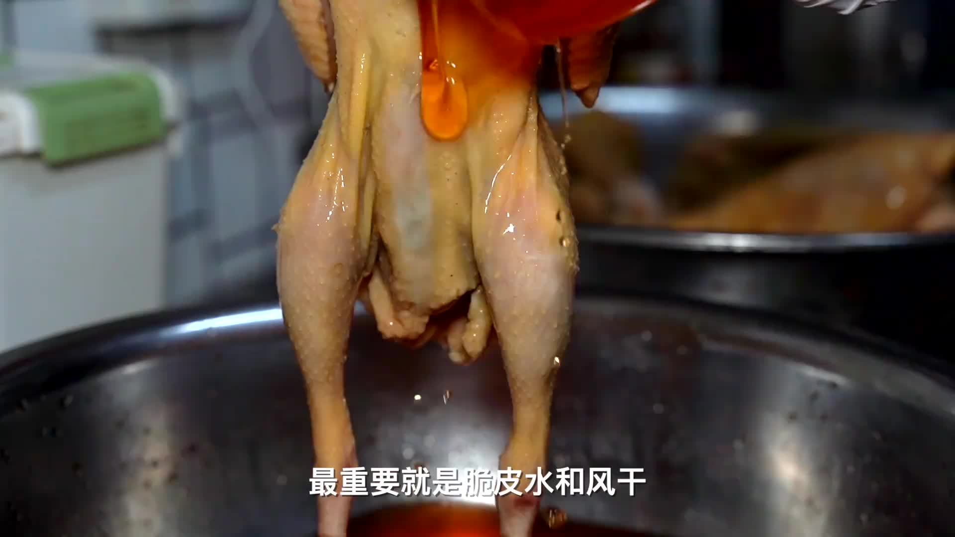 00后夫妻21岁生娃成家，卖炭炉烧鸡5年，高峰1天卖120只