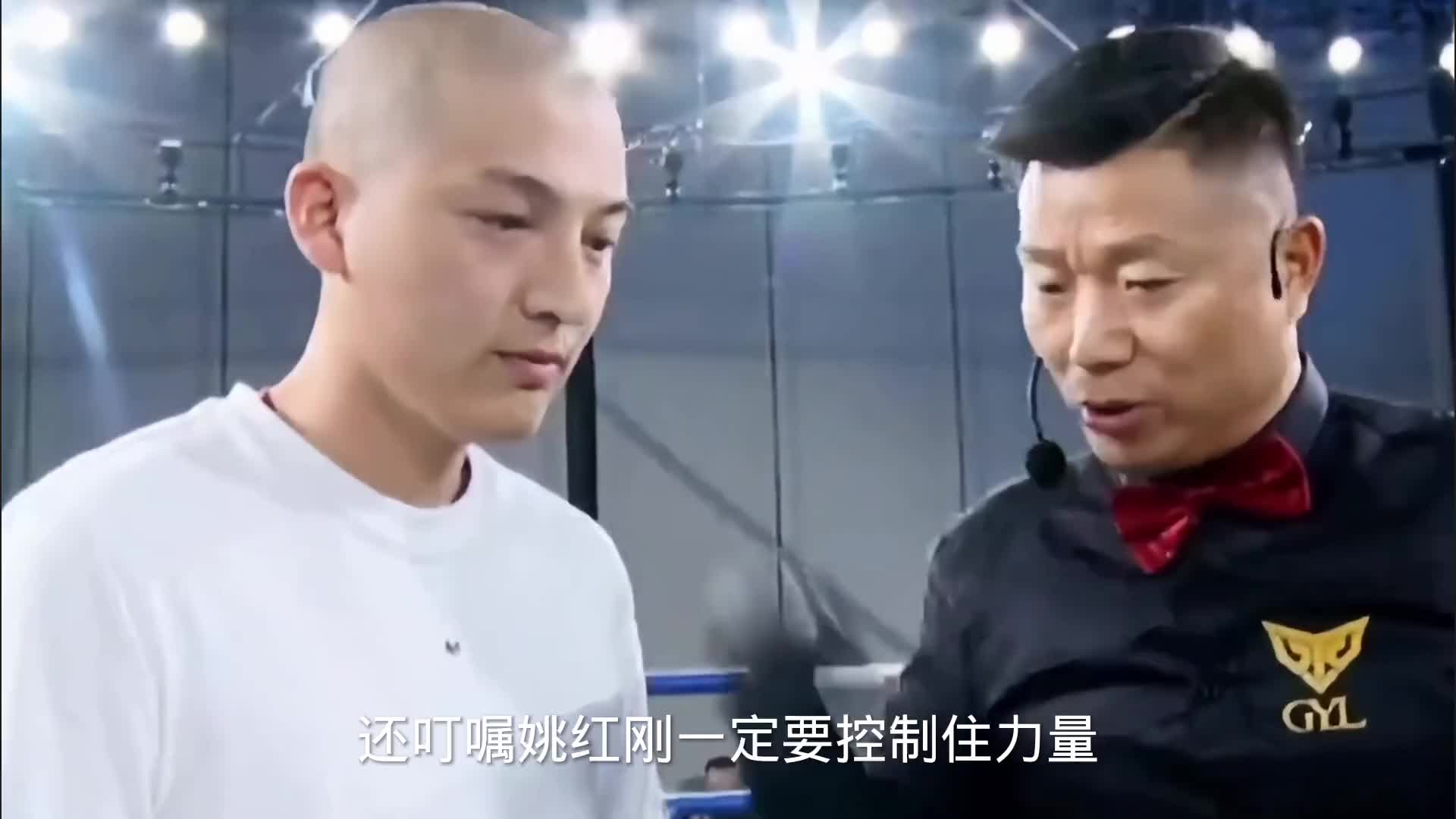 网红挑战姚红刚，不小心将对其踢翻，结果网红老婆大闹拳台讨说法