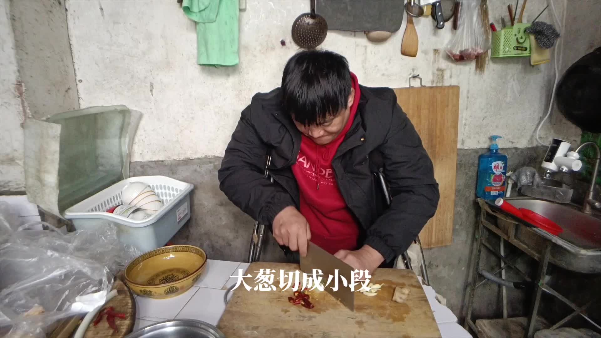 步履虽缓，热爱不减，日子照样热气腾腾。