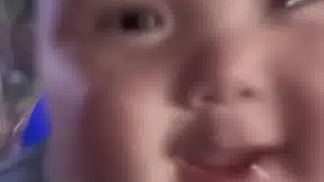 小宝贝荡秋千乐得笑开花，口水直淌萌态十足