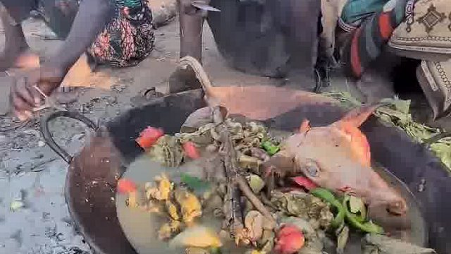 非洲的哈扎部落人，又烹饪了一锅原味下水吃  ​