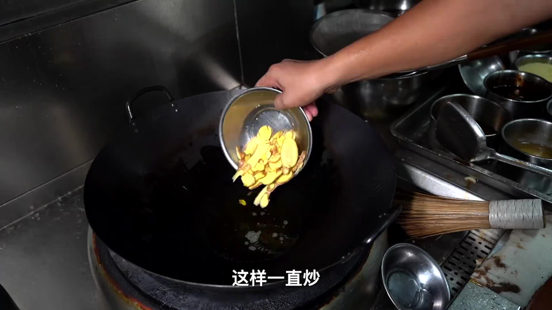 比牛皮还厚，福安大哥用厚皮兔子做煲，高峰期1天能卖100多锅