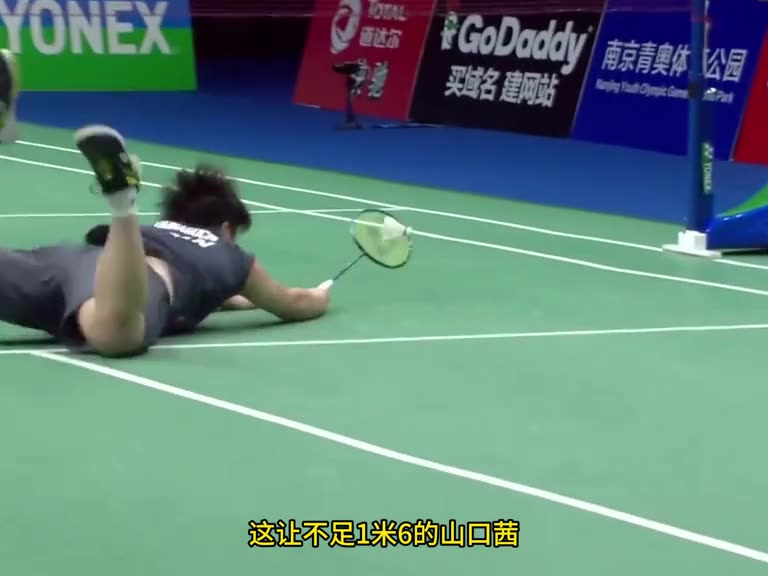 山口茜在关键时刻居然犯了低级错误，把球发错区，还喊出八嘎