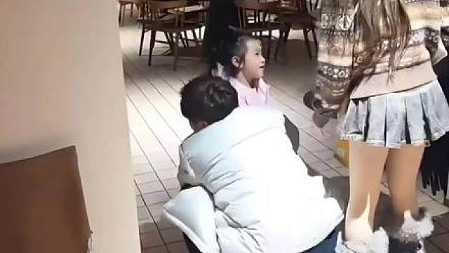 盖亚在饭店里很吵的女儿被吓哭