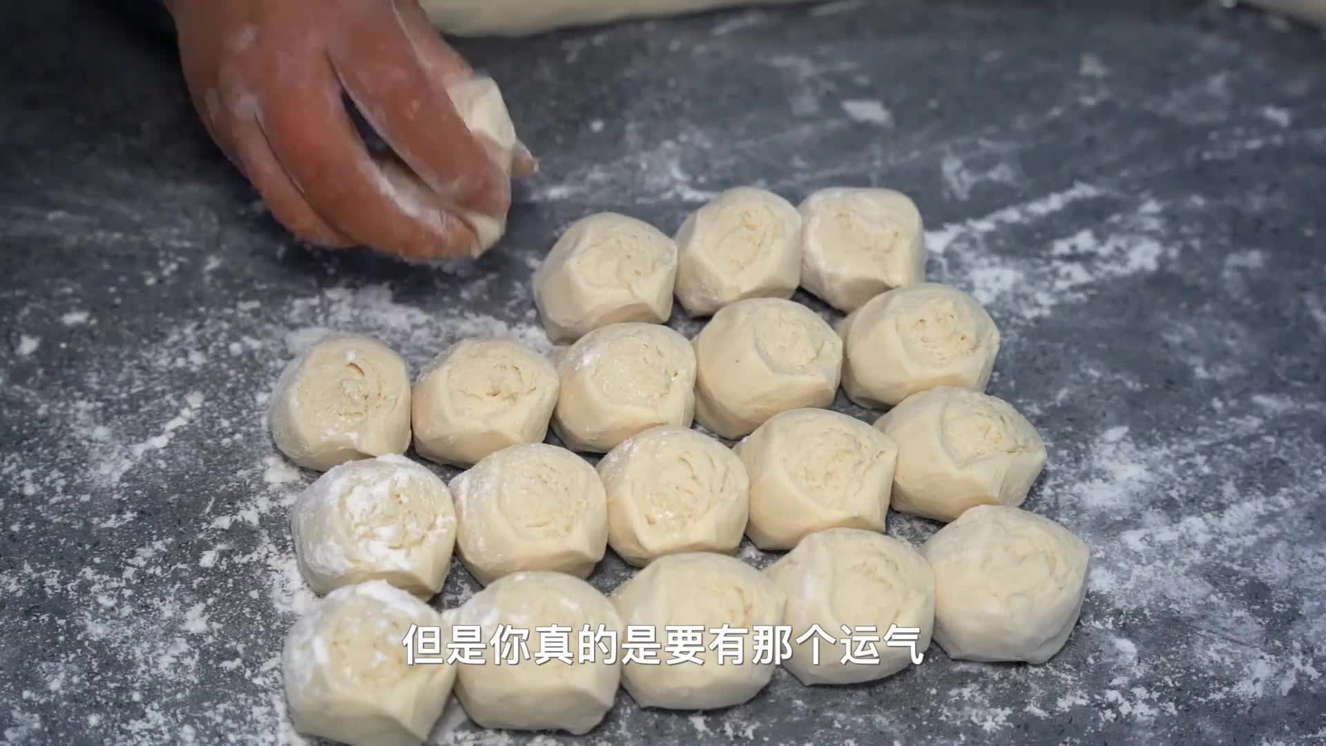 飞机修理工转行卖灌汤包，1天能卖1000个，太远还不让人多买