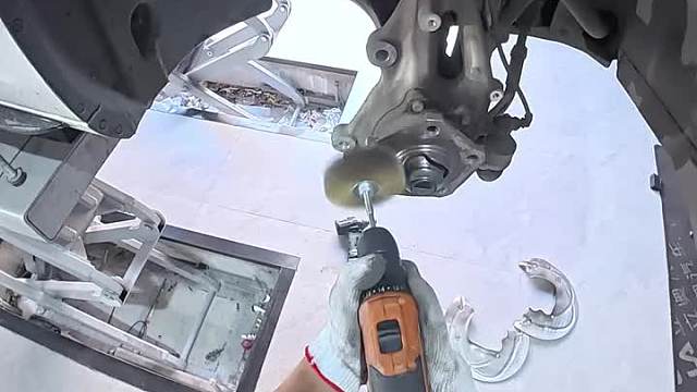 奥迪A4l，硬速TS6刹车卡钳的安装全过程，细节满满，看着太爽了