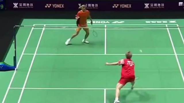 在天王赛中20比19时，石宇奇的球没落地但拍已触网，这一分应给桃田，但却以21比19判石宇奇赢。在现代的高科技加持下，这种误判不应该发生。