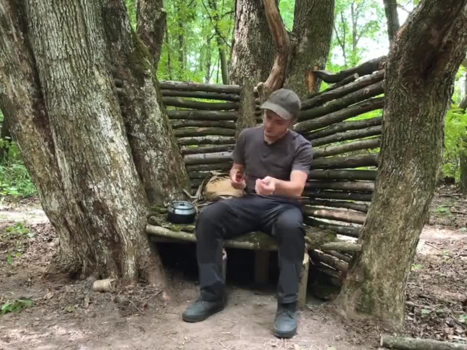 一个人在森林搭建庇护所生存过夜。  ​