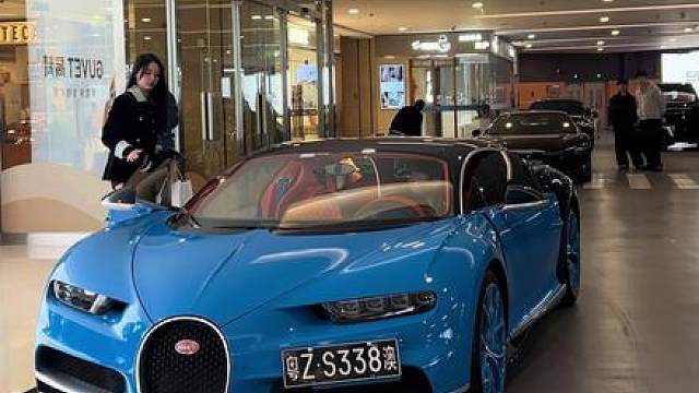 万象城偶遇小小酷开着布加迪带着杭州顶级白富美来万象城逛街了，真的太顶级了