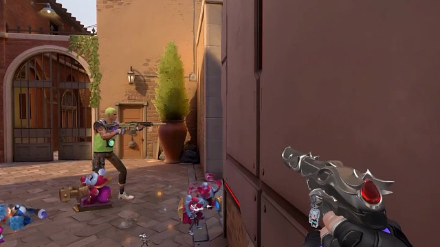 提问：视频中出现了多少波人？