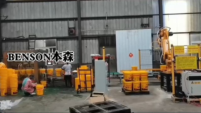 水溶肥厂还在用人工码垛？
你已经落后同行一个身位了。
 一台码垛机器人，= 3–5个熟练工，
不用交