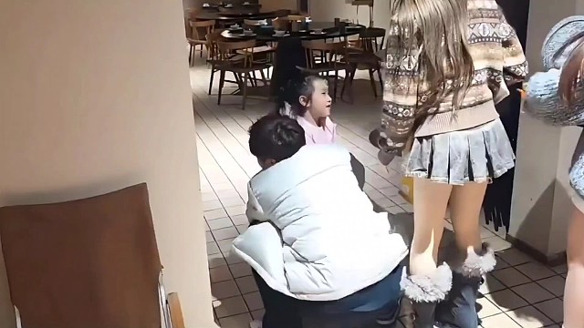 盖亚在饭店里很吵的女儿被吓哭#小小小酷哥