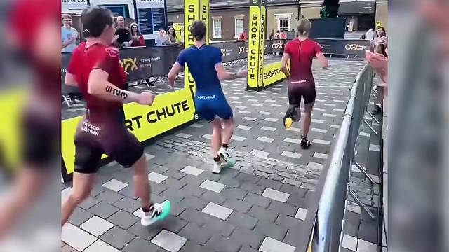 马拉松比赛竟然明目张胆的抄近道？这不犯规吗？