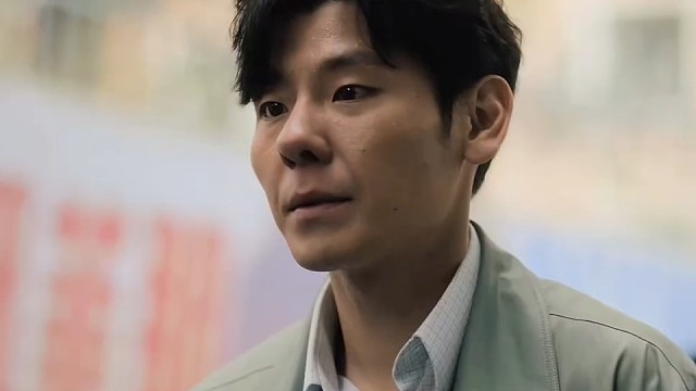 为找寻侵略者罪证四处奔波，不放过任何一处可能的角落。