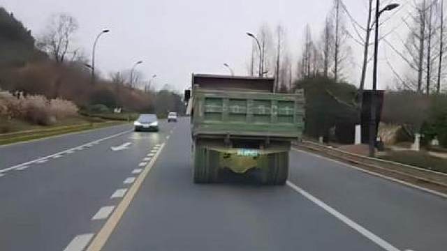 货车石头掉大G玻璃上了算谁的责任