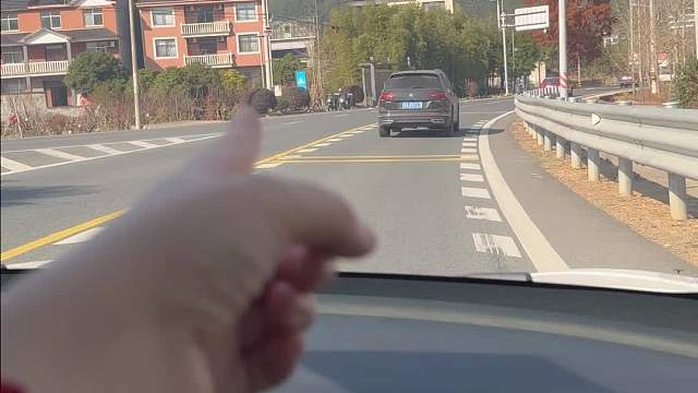 看到小朋友那样坐车，心里不是滋味