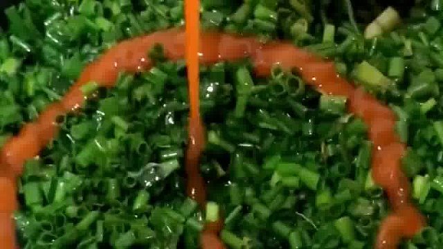 美国男人给媳妇准备葱花面  ​