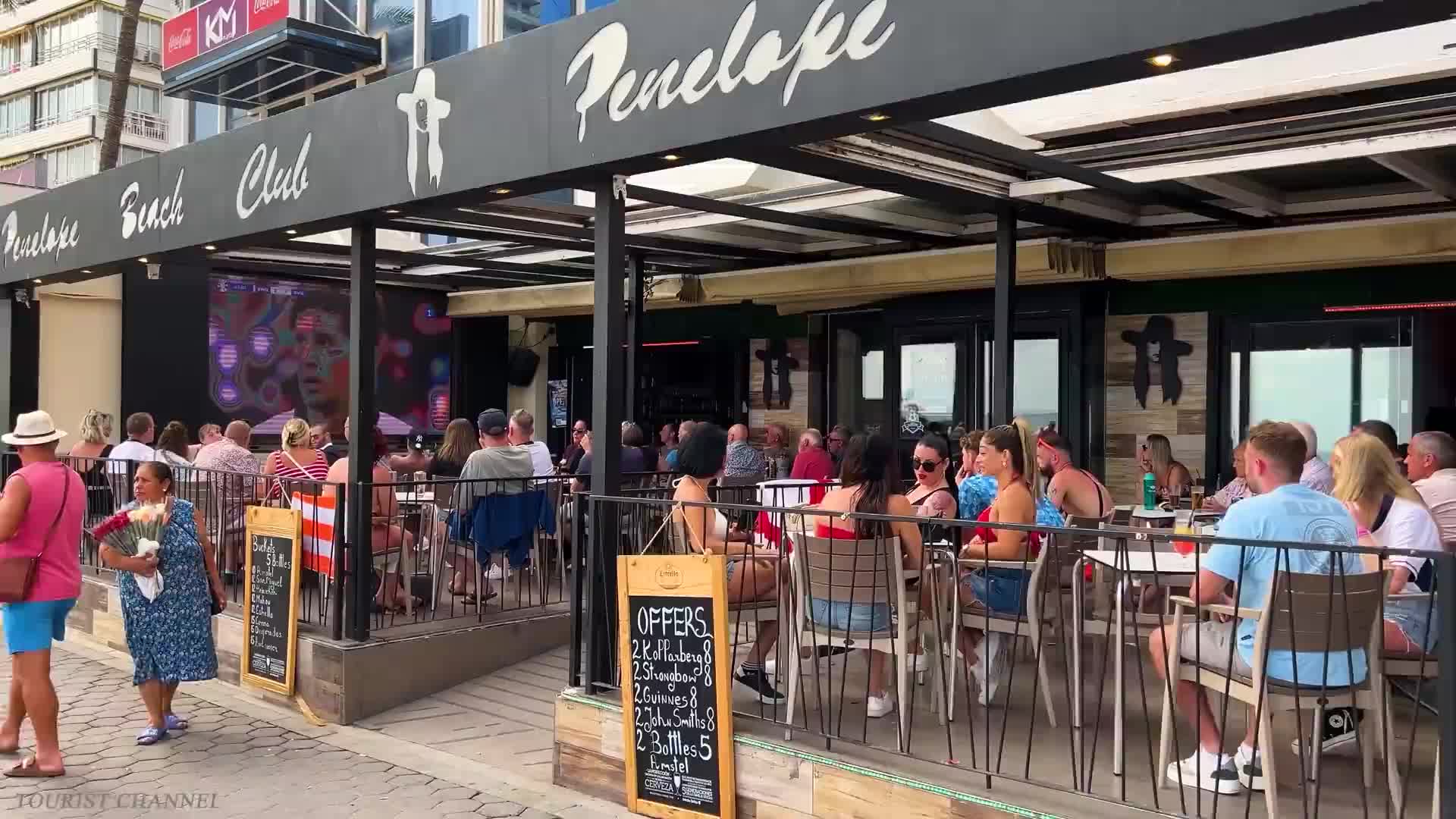 贝尼多姆 - 地中海的拉斯维加斯 - 西班牙最受欢迎的夏季目的地