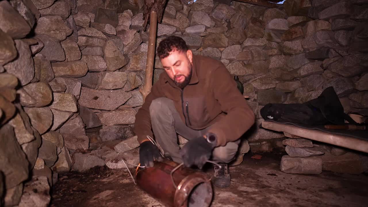 第2集：男人仅用一天时间，竟然将废弃的石屋建造成了适合居住的家