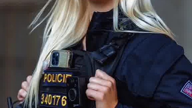 陌生人街拍，外国警察。  ​