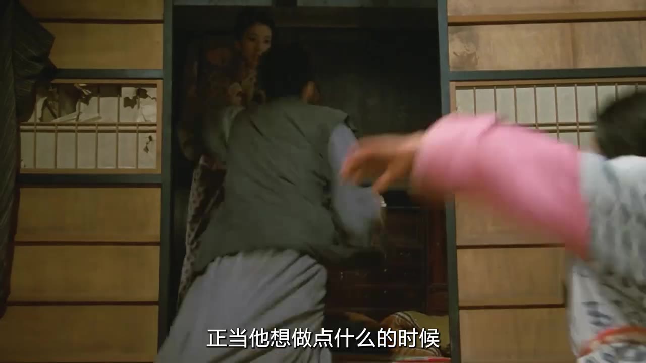 小伙深夜闯进村花家中，折腾了几个小时后，才发现是村花的老母亲