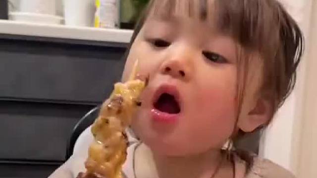 在日抖上看到一个超级可爱女孩的吃播 非常治愈  ​