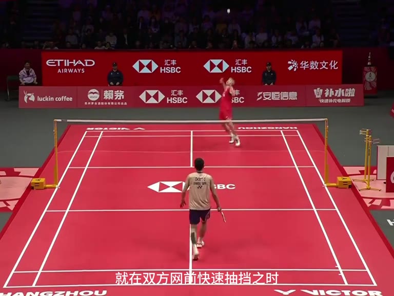 石宇奇被气得扔拍但是一想到会被吃牌又把扔出去的球拍接住