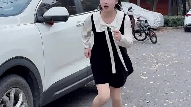 小男孩突然抢我包，原来是为了救我