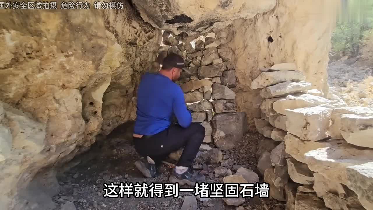 建造岩洞庇护所，搭建温暖的壁炉和舒适的床 (1)