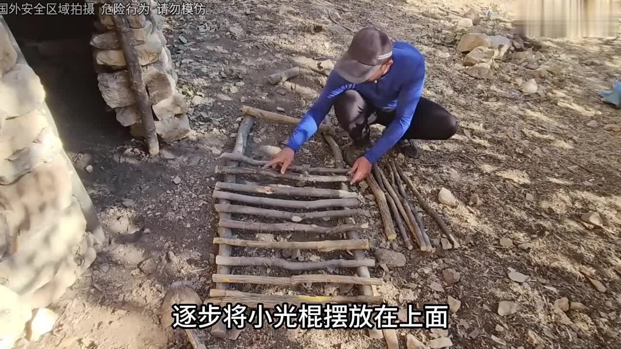 建造岩洞庇护所，搭建温暖的壁炉和舒适的床 (3)