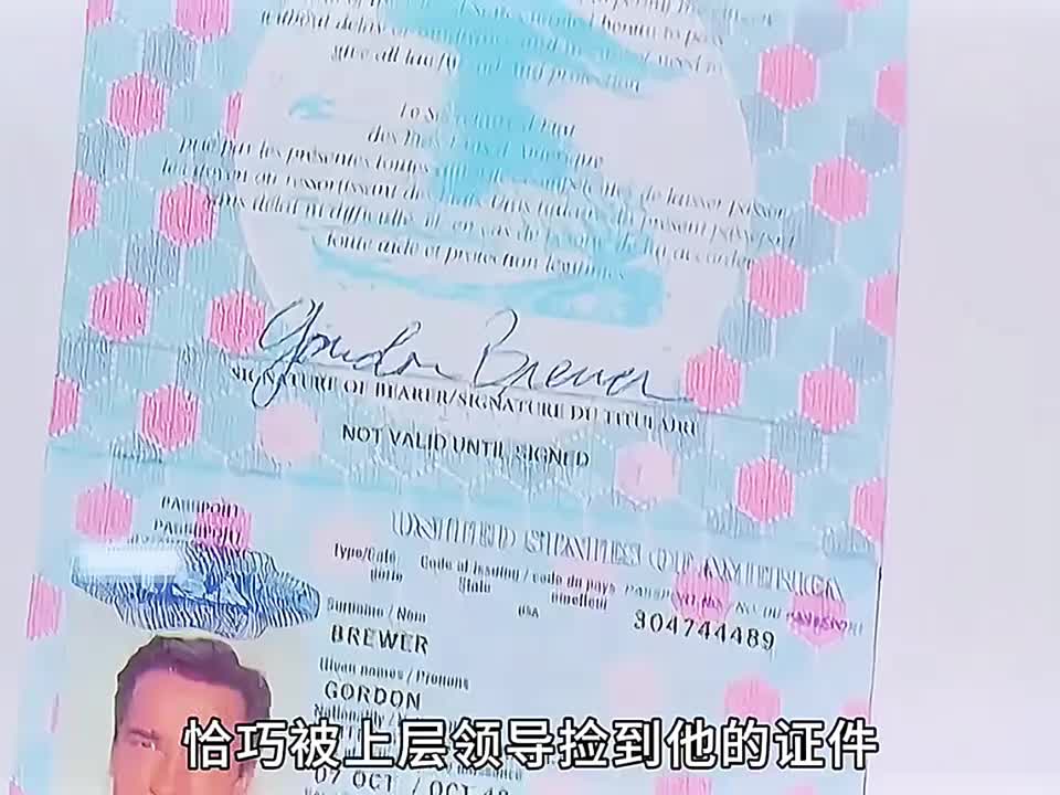 女人只是愤怒地朝男孩比了个手势不料却让强哥瞬间意识到了什么