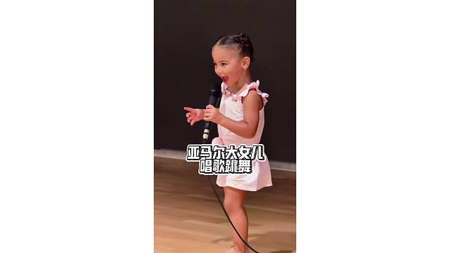 舞蹈也要从小培养！内马尔大女儿边唱边跳庆祝新年