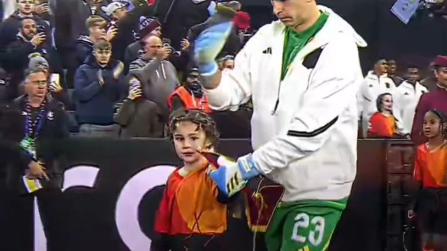 欧冠晋级名场面 马丁内斯开挂式扑救封神，单核carry全队闯八强，也太精彩了吧