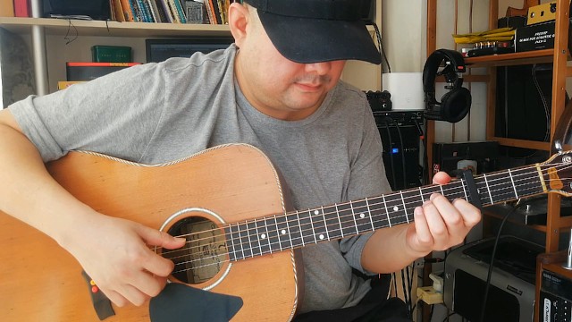 弹个木吉他，这是一把二十岁的老吉他了