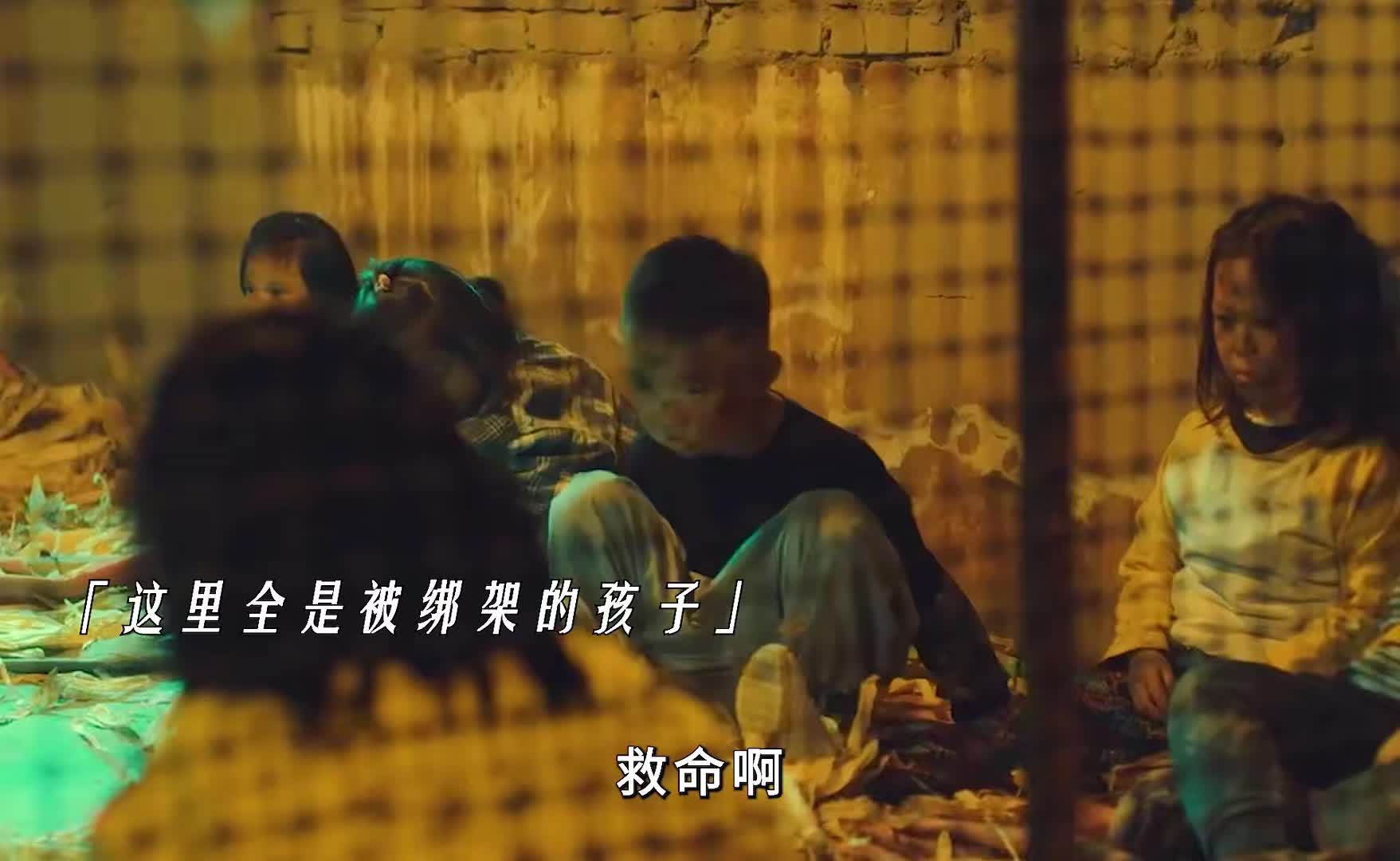 人f子竟然街头直接抢小孩，退役武警直接教他们做人！