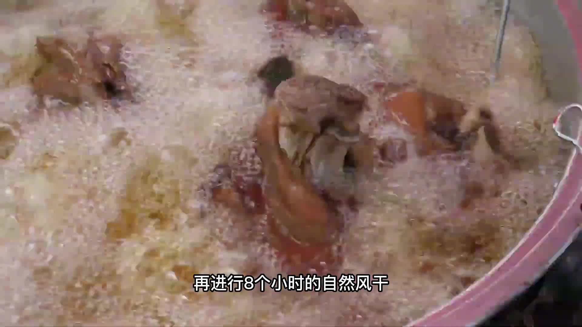 这家店的招牌炸猪脚刚上线，就排起了长队