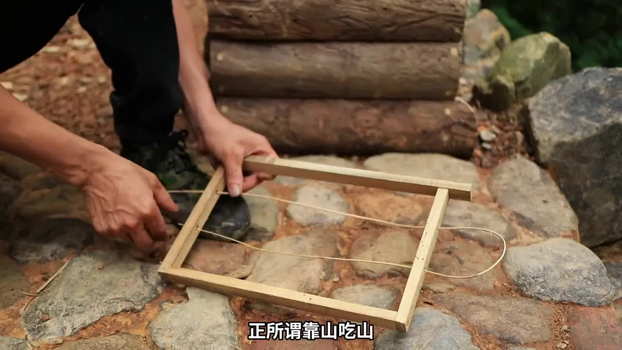 第2集：男人凭简单的工具不仅搭建了荒野石屋，而且还过上自给自足的生活