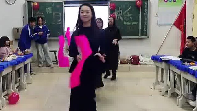 元旦晚会老师纷纷上才艺，这节目一看就知道是谁想的