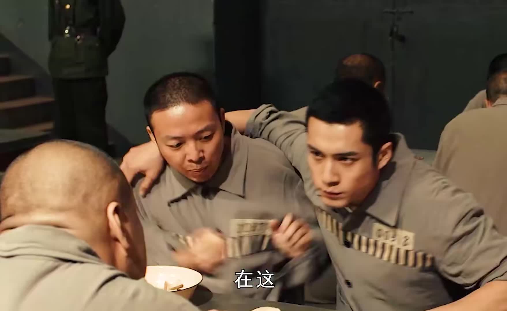 监狱恶霸欺负老实人，没想到他的兄弟是浴室战神，打的恶霸满地找牙！
