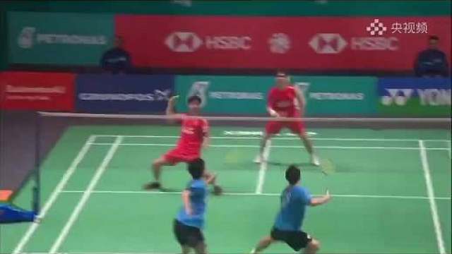 五场交手难分伯仲，此番大马公开赛首轮，梁王组合先赢后输，1-2不敌老对手日本组合。首局逆转显韧性，却在次局陷入得分荒，决胜局未能扭转颓势，最终止步首轮。期待两人快速调整，早日找回巅峰状态。 ​​​